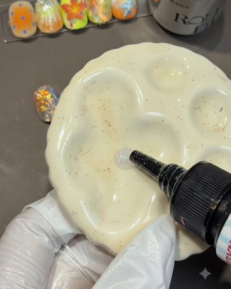 Eine Flasche drückt einen Tropfen klaren Formgels auf eine weiße Keramikpalette.