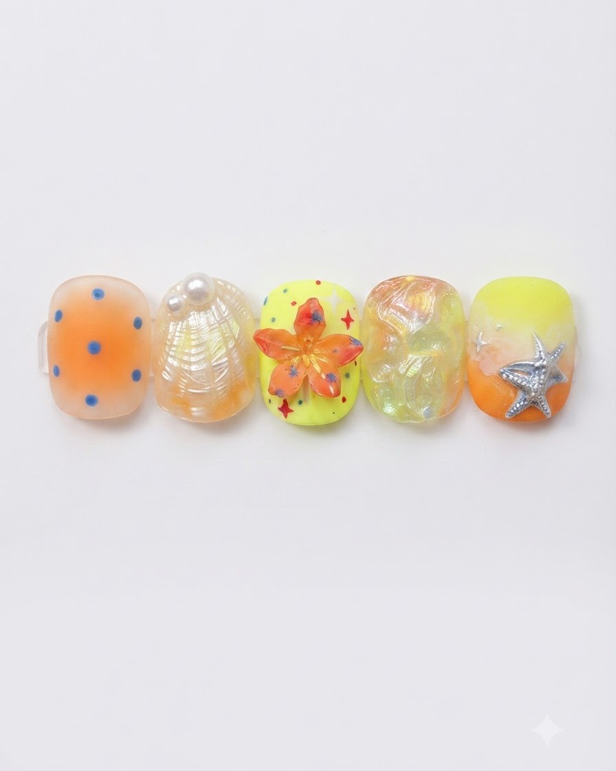 Eine Reihe von fünf dekorierten künstlichen Nagelspitzen zeigt orangefarbene Punkte, eine Muscheltextur, eine gelbe Basis mit 3D-Blume und mehr.