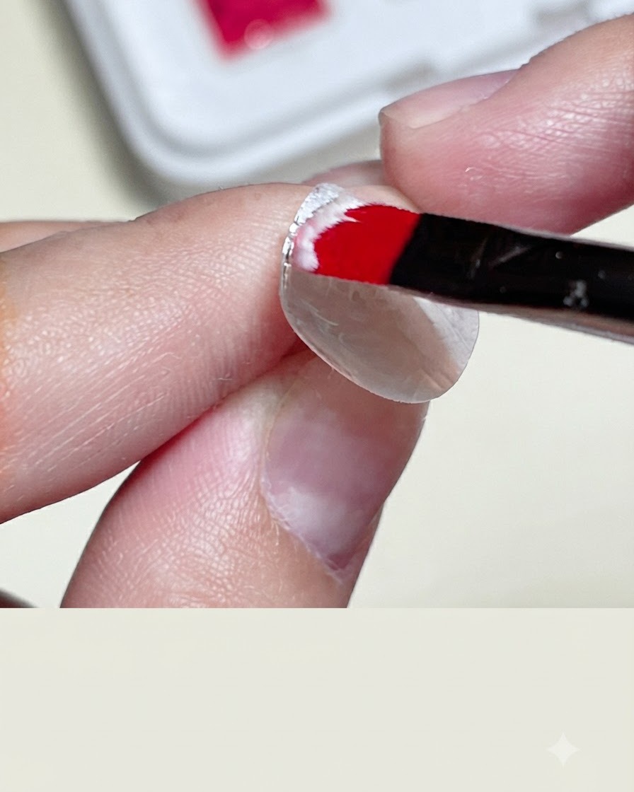 Nahaufnahme einer Hand, die durchsichtige Klebebandstreifen auf eine weiße Nagelbasis klebt, um einen umrandeten quadratischen Bereich zu schaffen.