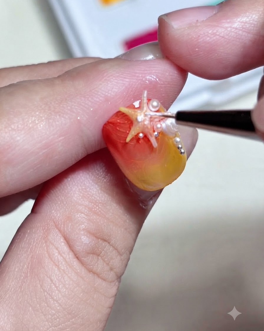 Ein feiner Pinsel fügt detaillierte weiße Punkte und Highlights auf einem 3D-Seestern-Charm hinzu, der auf einem Farbverlaufsnagel befestigt ist.