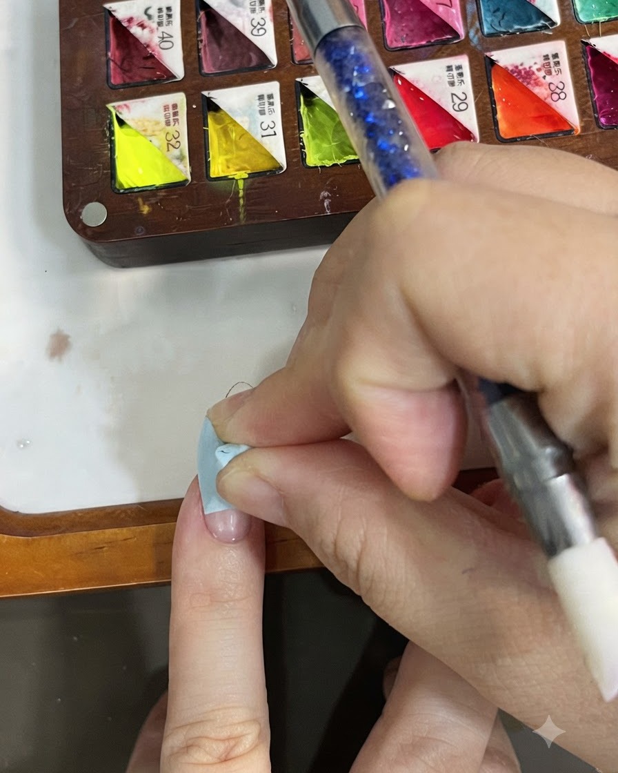 Ein Finger hält ein Cleanser-Tuch und reinigt die Oberfläche eines ausgehärteten Nagels.
