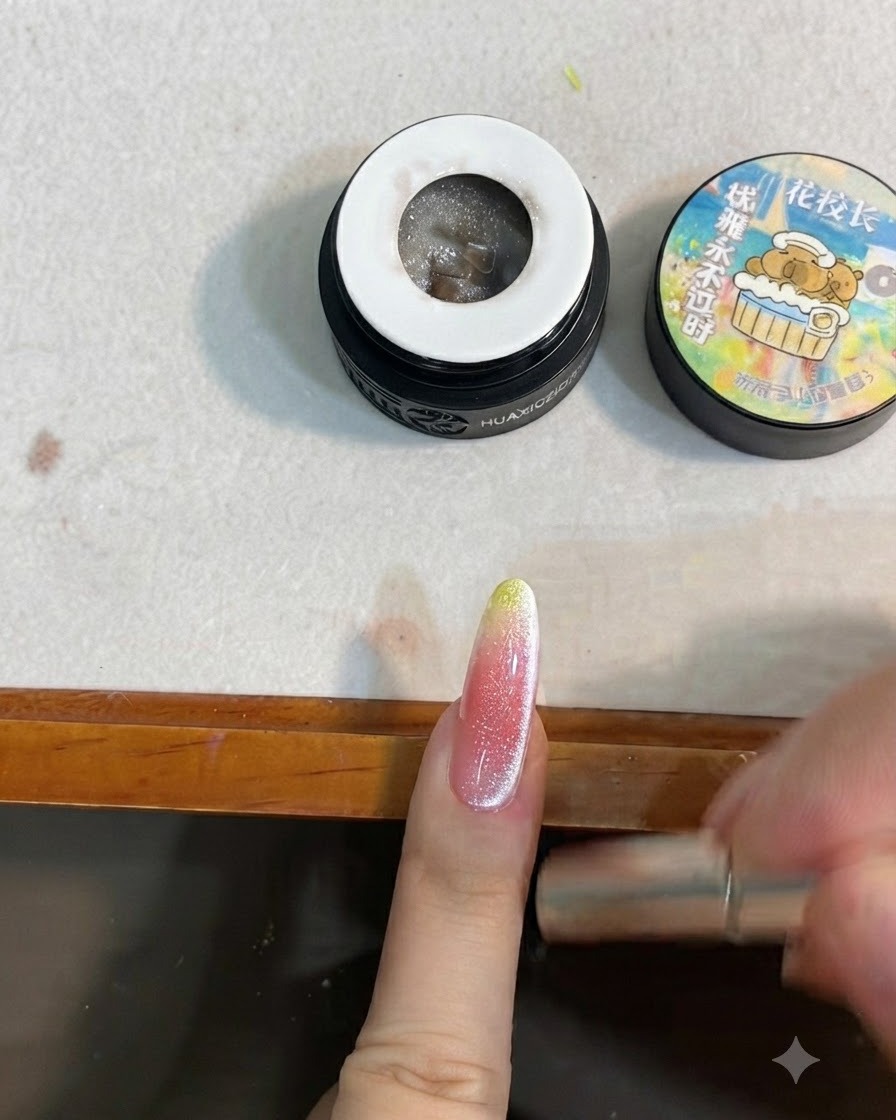 Ein Magnetwerkzeug wird um die Seiten eines Nagels verwendet, um eine Cat-Eye-Reflektion zu erzeugen.