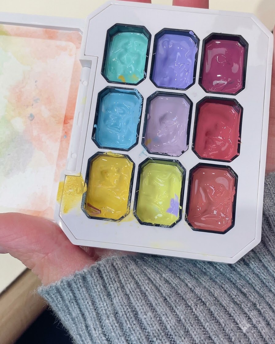 Eine professionelle Gel-Palette zeigt lebendige lila und andere farbige Gel-Fächer.