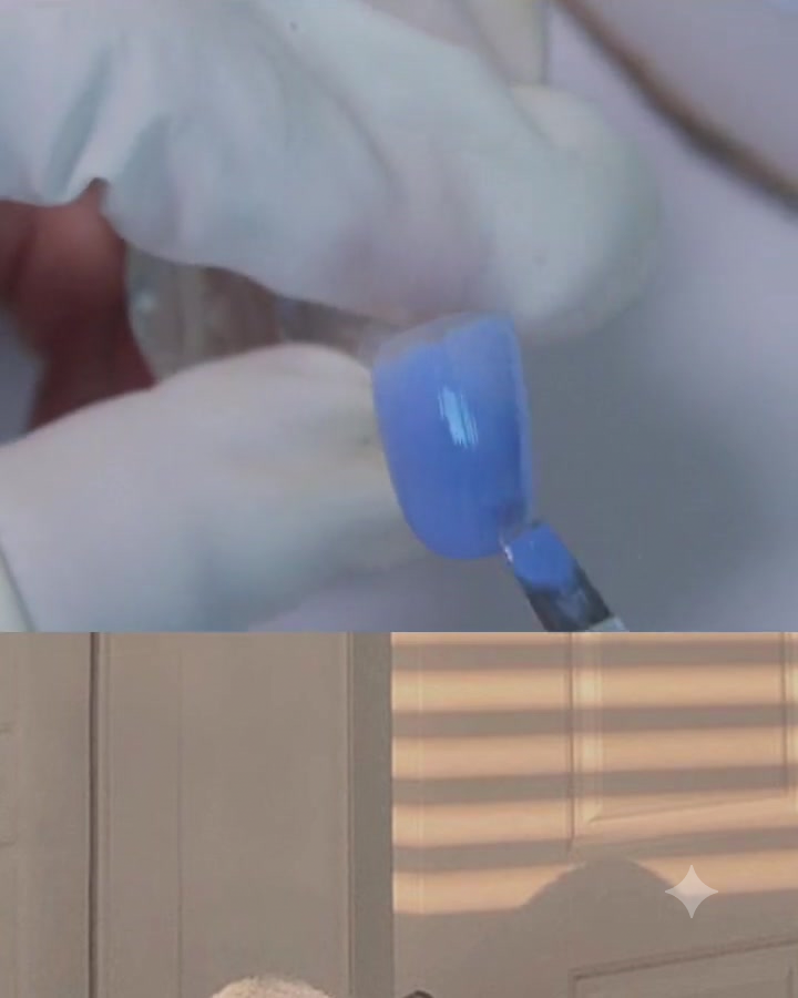 Ein flacher Gelpinsel, der eine Schicht Blau-Lila-Gel auf eine Nageloberfläche aufträgt.