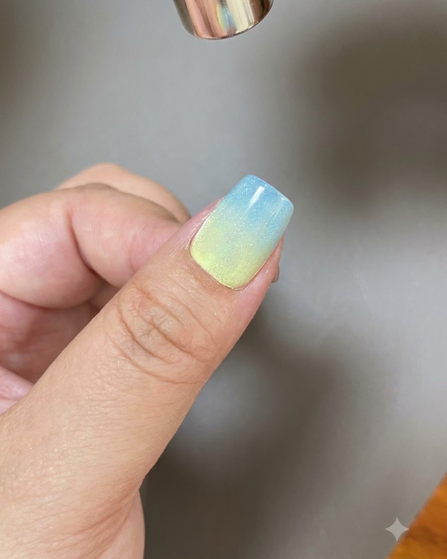 Ein Magnetwerkzeug formt einen breiten Lichtstreifen über einem gelbeschichteten Nagel.
