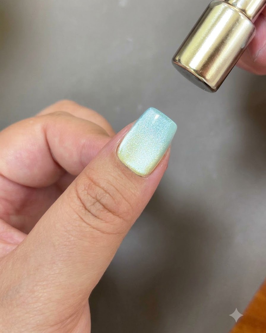 Das abgerundete Ende eines Magnetwerkzeugs schwebt über einem Nagel für ein kreisförmiges Cat-Eye.