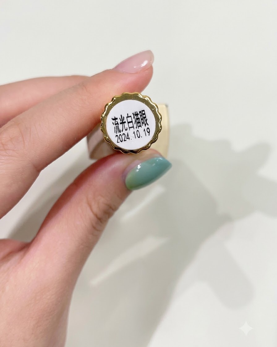 Ein Nagelpinsel trägt gleichmäßig durchscheinenden weißen Cat-Eye-UV-Lack auf einen vorbereiteten Nagel auf.