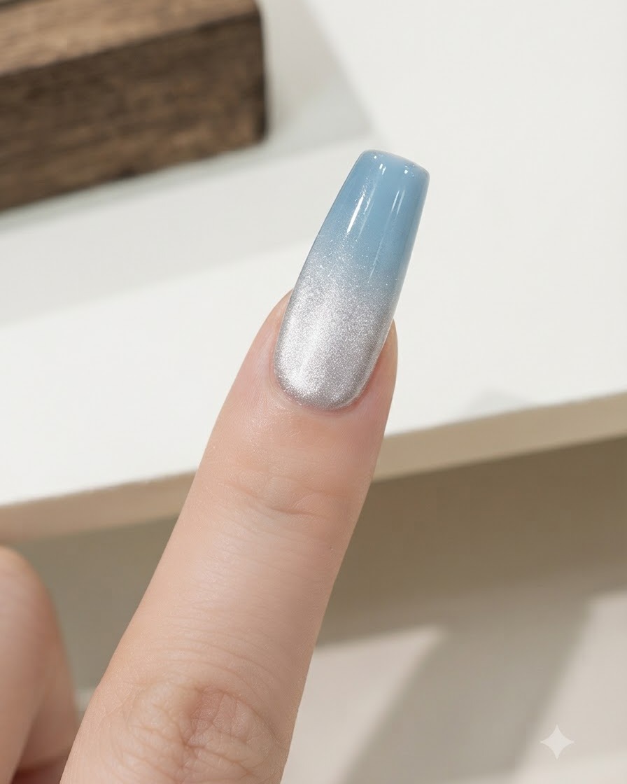 Ein Finger befindet sich in einer kompakten UV-/LED-Nagellampe unter hellem Licht.