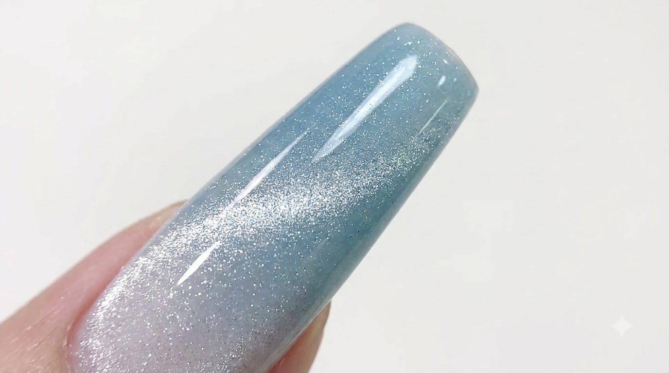 Eisblaue Ombré-Nägel und silberner Cat-Eye-Effekt: Schritt-für-Schritt-Anleitung