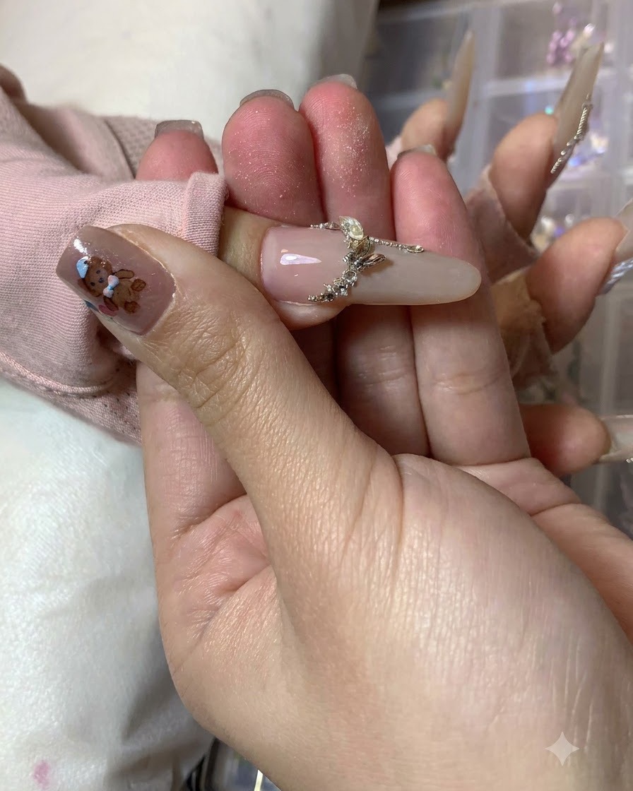 Eine Nageldesignerin fügt letzte weiße Akzentstriche entlang der Außenkanten der fertigen Schmetterlings-Nail-Art hinzu.cite: 1