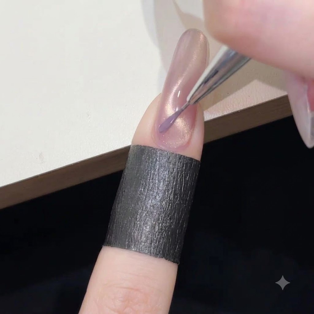 Ein feinliner Pinsel malt eine zarte, geschwungene Linie aus lila Gel über die rosafarbene Cat-Eye-Base.