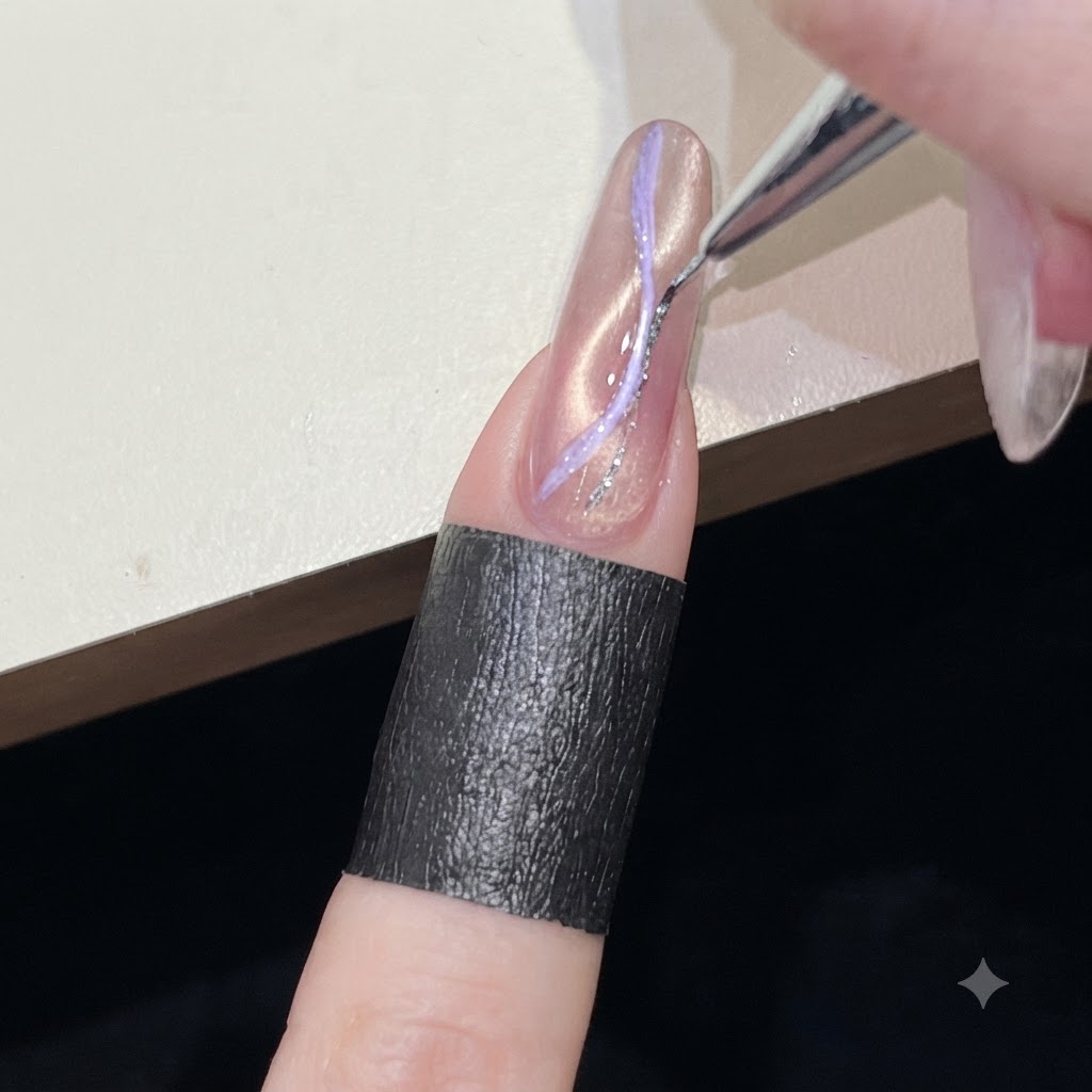 Ein feiner Pinsel zieht eine dünne silberne Glitterlinie über ein rosafarbenes Cat-Eye-Design.