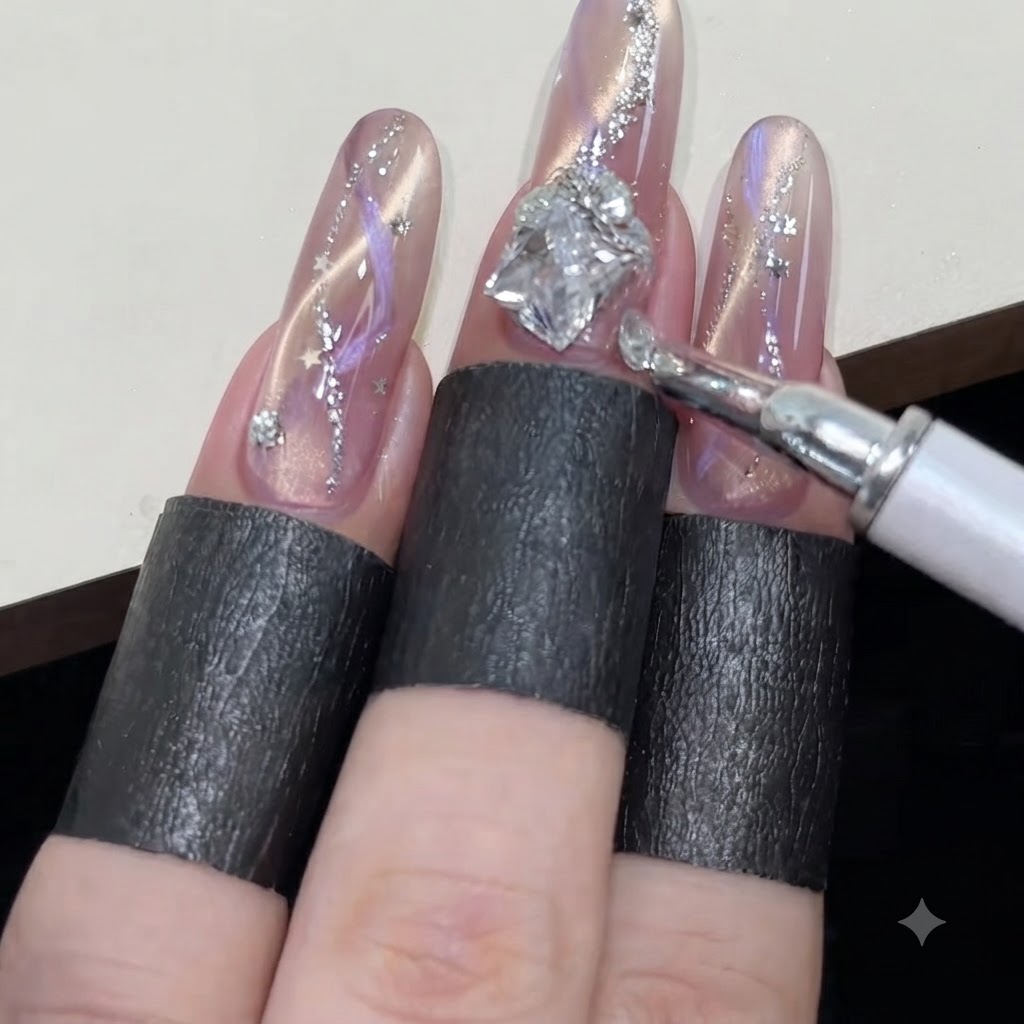 Ein Wachsstift arrangiert kleine runden Strasssteine um einen größeren Edelstein.