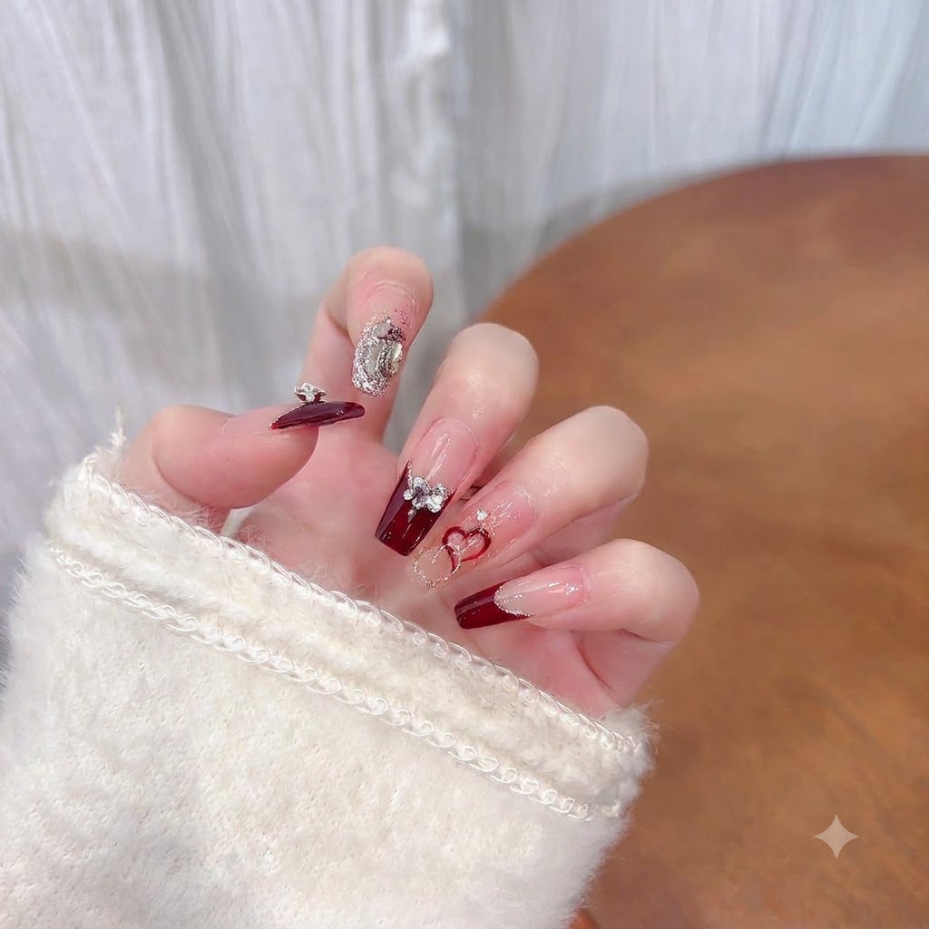 Nahaufnahme des Zeigefingers, der komplett mit einem funkelnden silbernen Glitzer-Gel bedeckt ist.