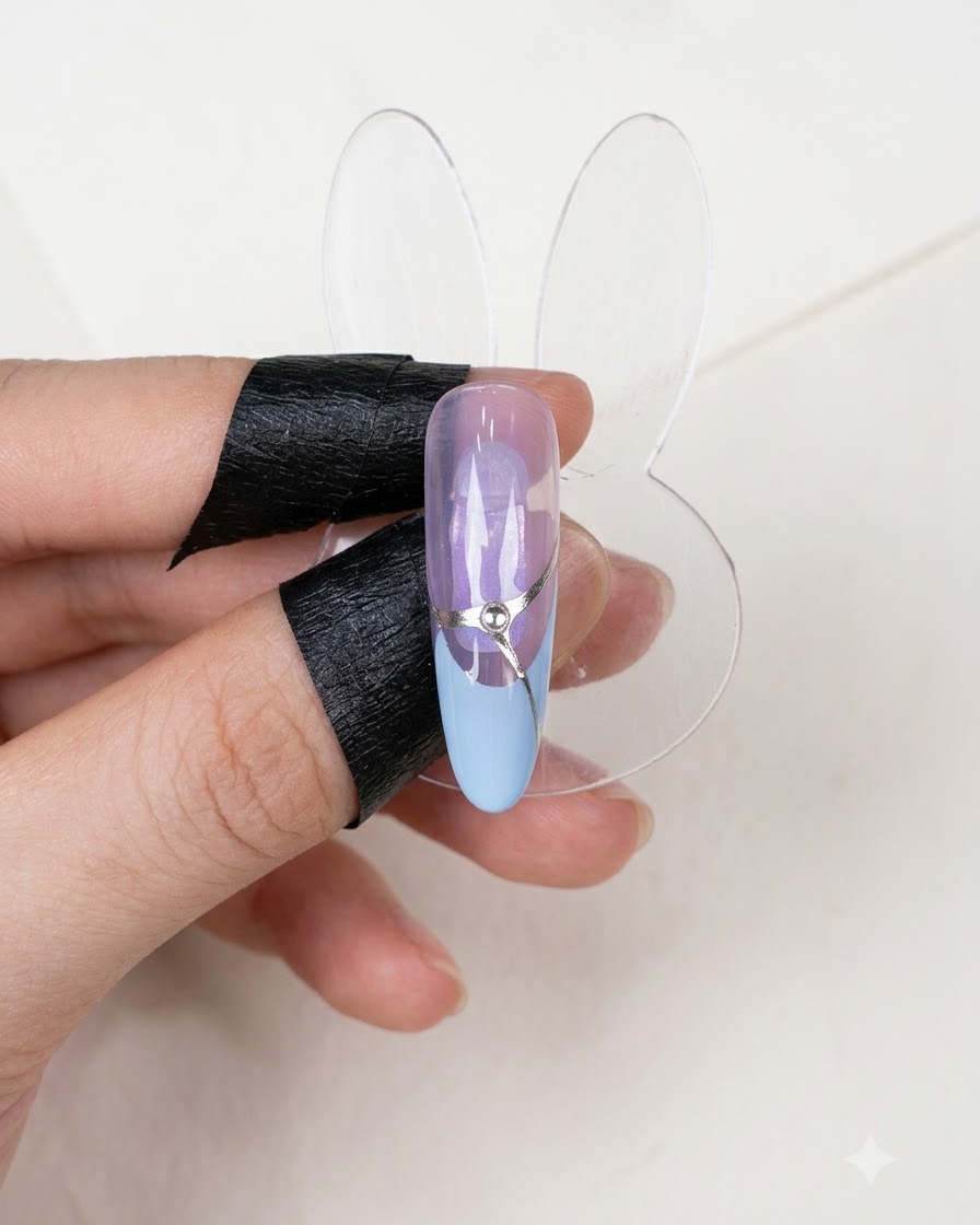 Ein fertiges Nagel-Display zeigt ein komplettiertes French-Maniküre-Design mit einer silbernen Akzentlinie und einem zentralen Strassstein.