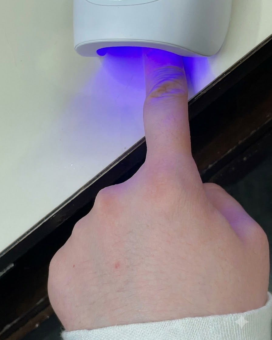 Ein feiner Liner-Pinsel, der den Schwung der French-Spitze mit silbernem Gel nachzieht.