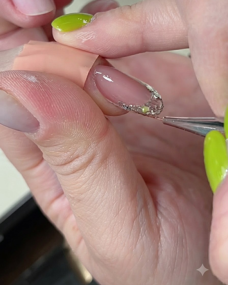 Ein feiner Liner-Pinsel, der Builder Gel über einer verzierten Nagelverlängerung glättet und verfeinert.