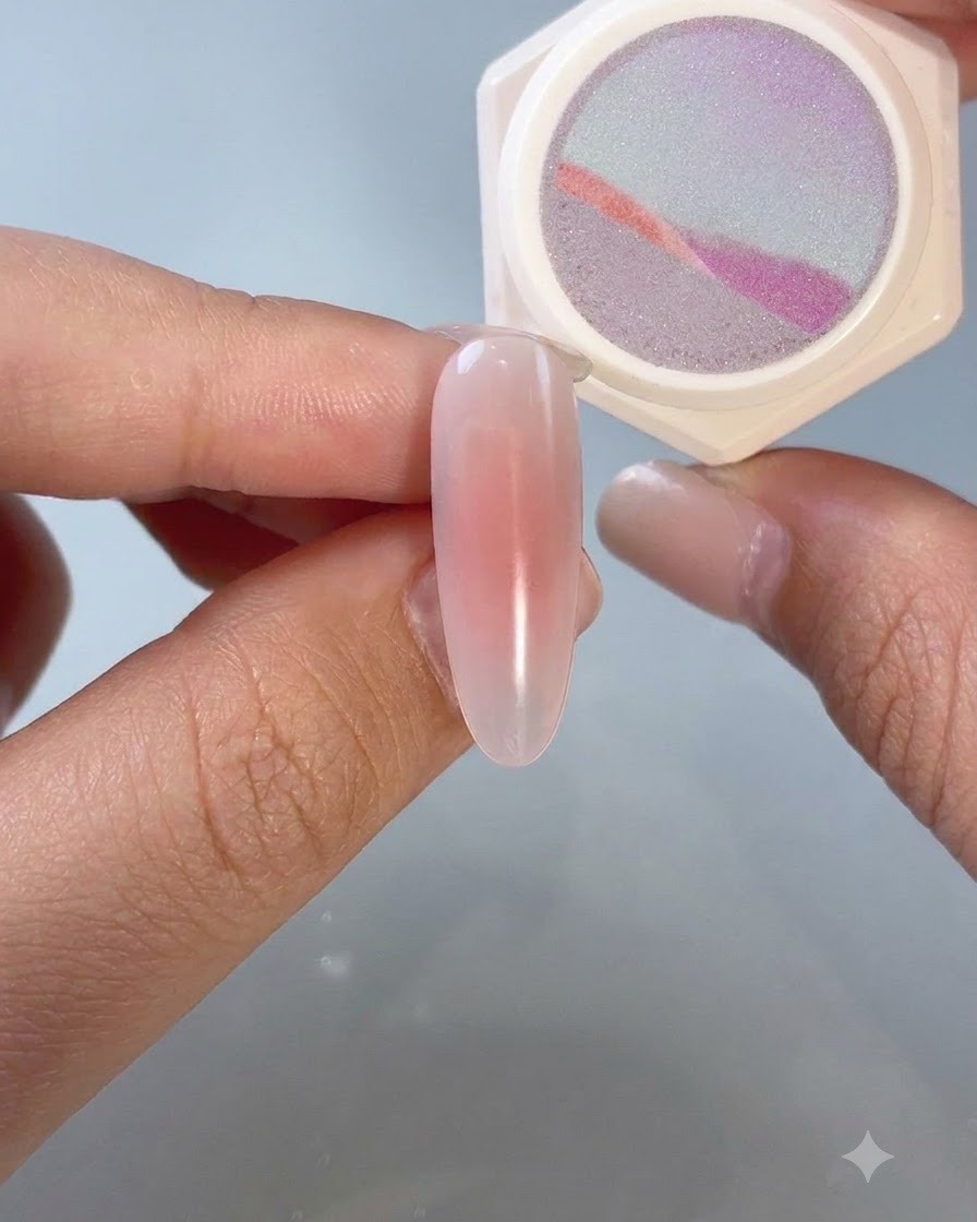 Ein Pinsel trägt das wasserleichte klare Gel Nummer 02 gleichmäßig auf den Nagel auf.