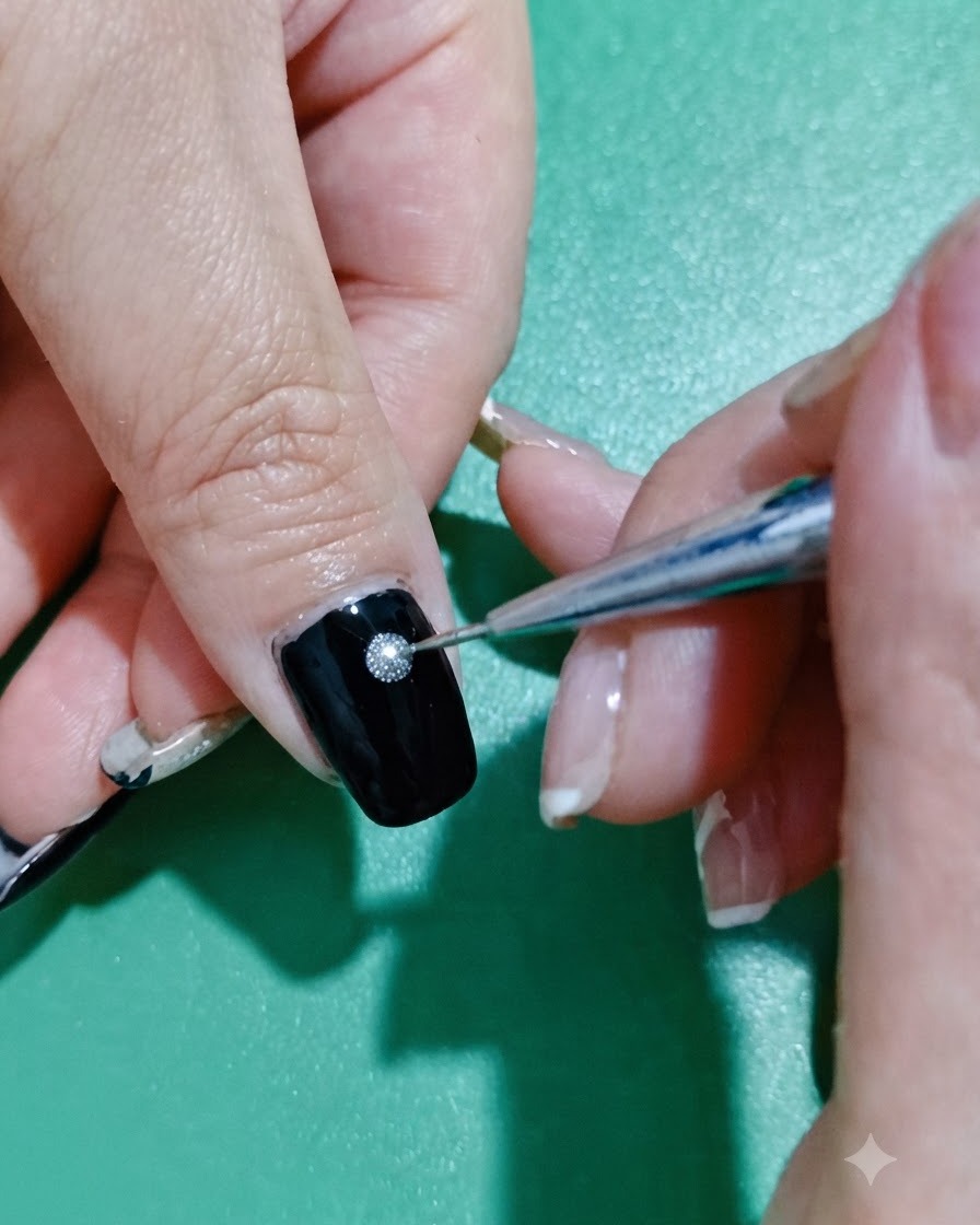 Ein feiner Liner-Pinsel taucht in einen Topf mit funkelndem Silber-Roségold-Glitzer-Gel ein.