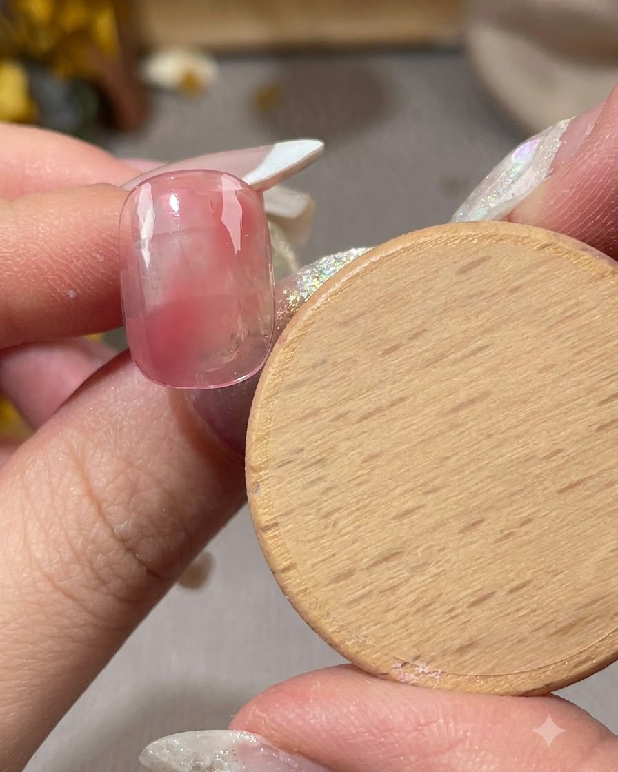 Ein Nagel mit eiklar-weißem Gel, das entlang seiner Kante aufgetragen wurde.