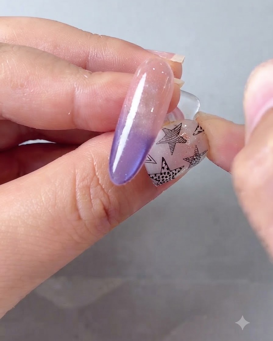 Ein Magnetstab, der am oberen Nagelbereich verwendet wird, um das Cat-Eye-Glitzern zu verstärken.