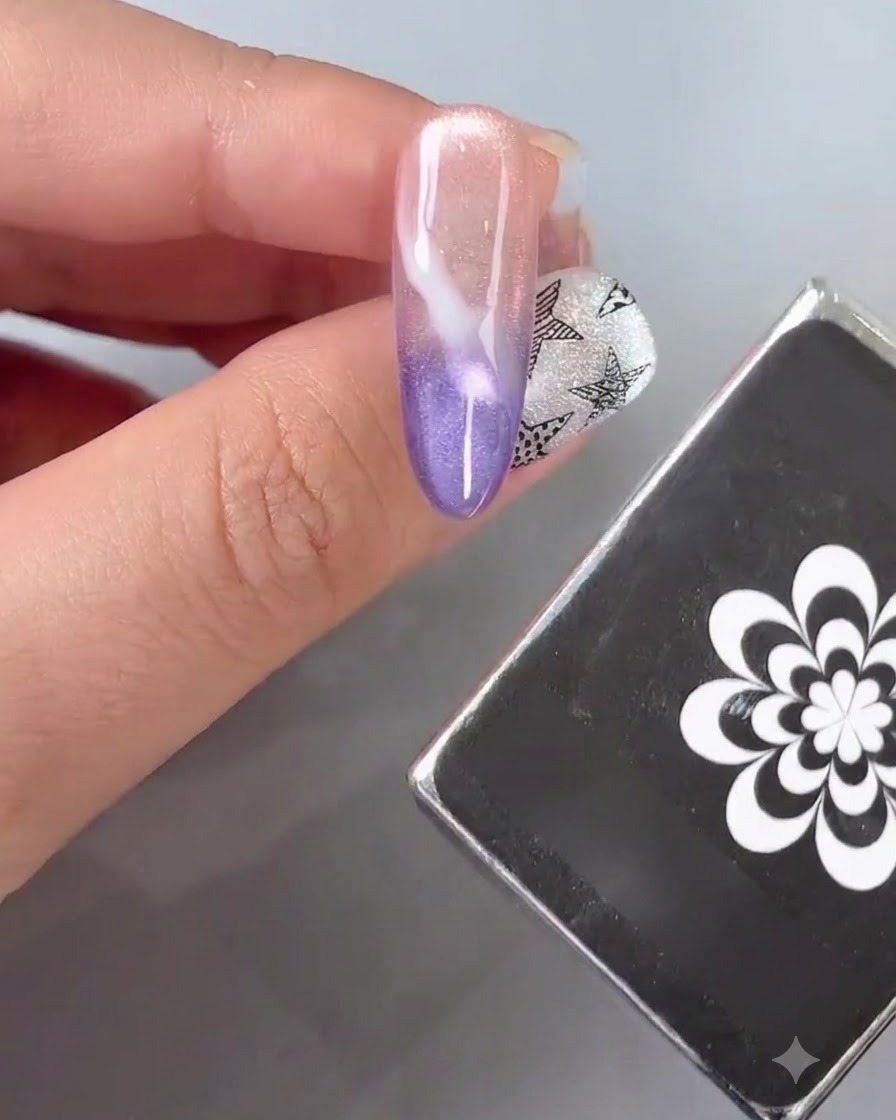 Eine Nahaufnahme eines Nagels mit weichen, weißen Gelkanten, die einen dunstigen, wolkenartigen Effekt über einer lila Farbverlaufsbasis erzeugen.