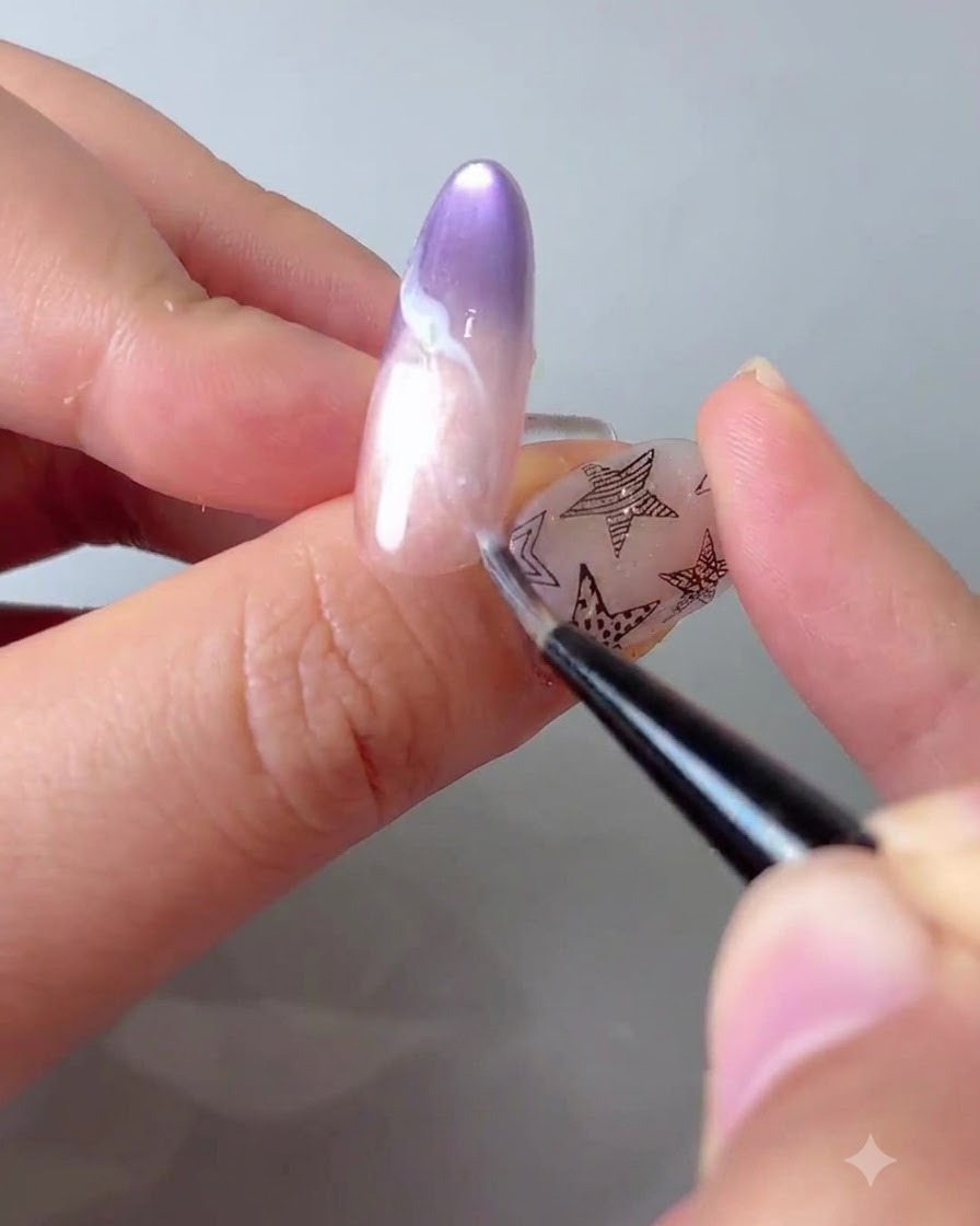 Ein Pinsel, der die zweite Schicht weißen Gels sanft verreibt, um einen mehrschichtigen Aquarelleffekt mit mehreren Tiefen zu erzeugen.
