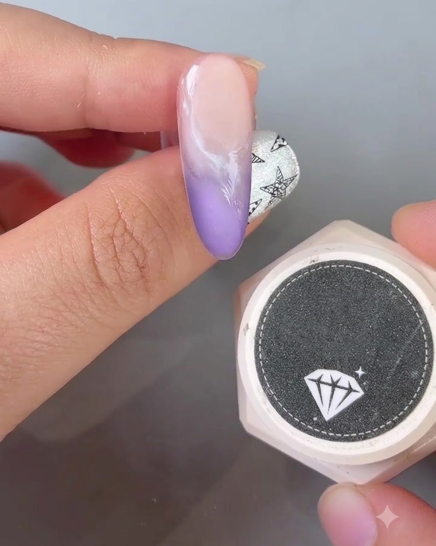 Eine Hand in einer professionellen UV-LED-Nagellampe zum Aushärten der Gel-Art.
