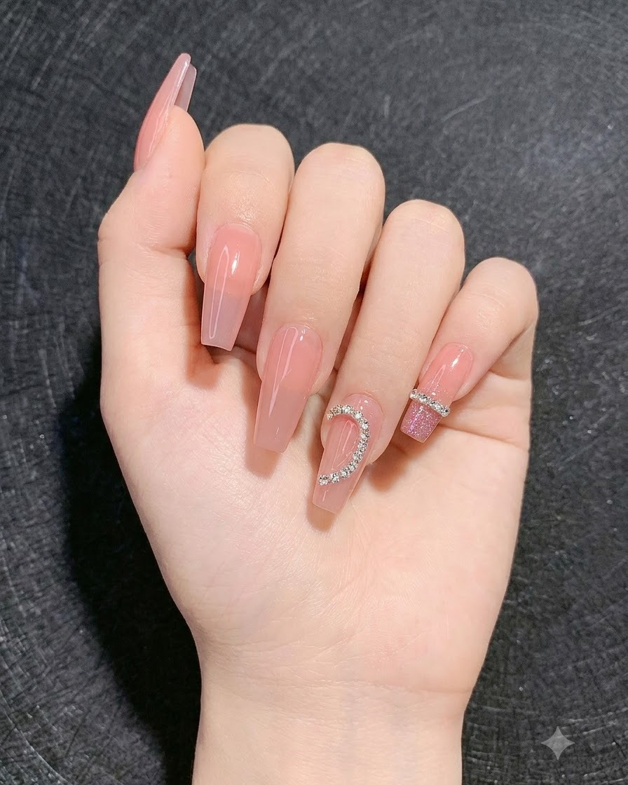 Eine Hand zeigt fertige Nägel mit einem funkelnden Disco-Gradienten auf den umliegenden Fingern und einem Herz-Strass-Design.