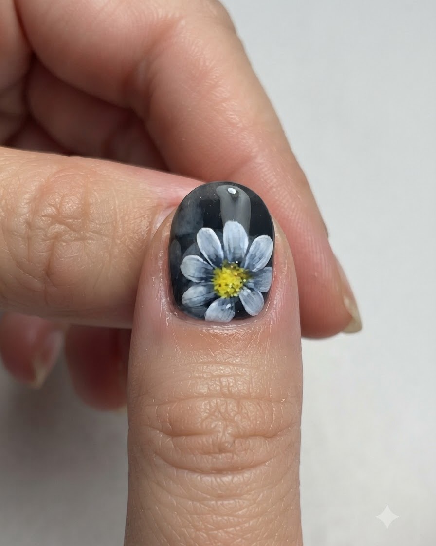 Nahaufnahme eines fertigen Gänseblümchen-Nageldesigns im nordischen Stil, das für den Topcoat bereit ist.