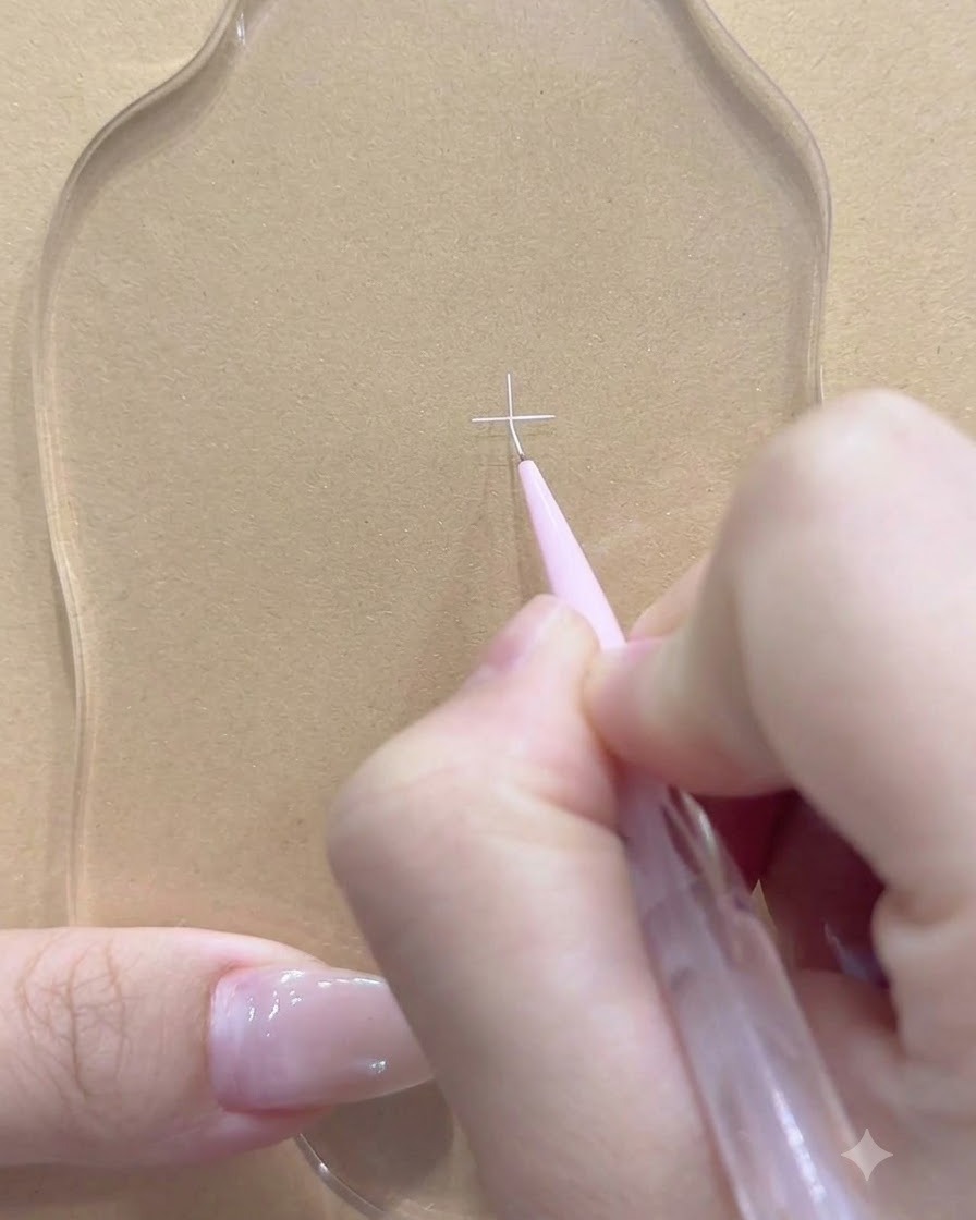 Ein Fine-Liner-Pinsel fügt eine sich kreuzende weiße Linie auf der klaren Palette hinzu.