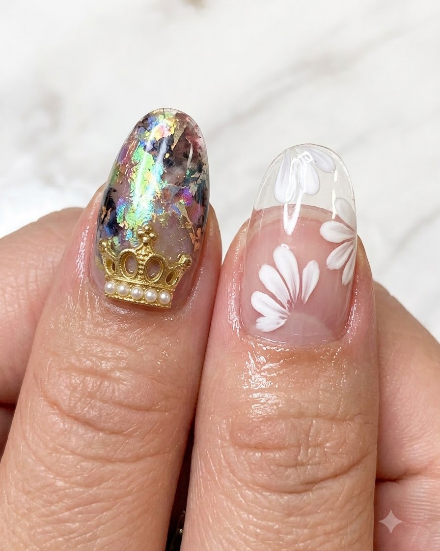 Eine detaillierte Ansicht von vollendeten weißen Gänseblümchen-Mustern, die auf eine transparente Nagelverlängerungsspitze gemalt sind.