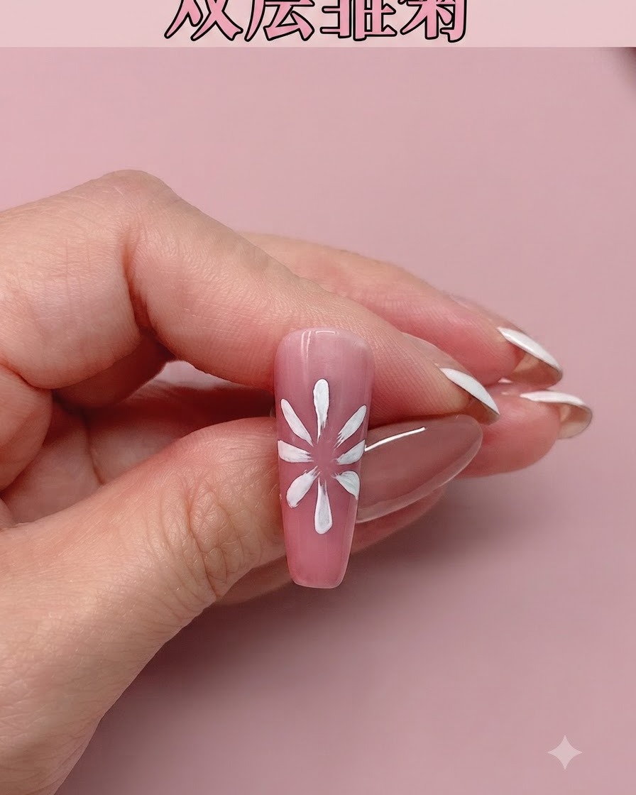 Ein pinker Nagel mit frisch gemalten weißen Gänseblümchen-Blütenblättern vor pinkem Hintergrund.