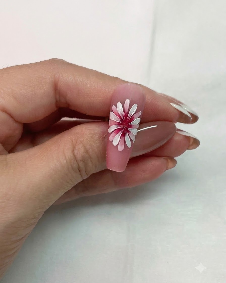 Ein vollendetes doppellagiges weißes Gänseblümchen-Nail-Art-Design wird gezeigt, um den dimensionalen 3D-Effekt zu demonstrieren.