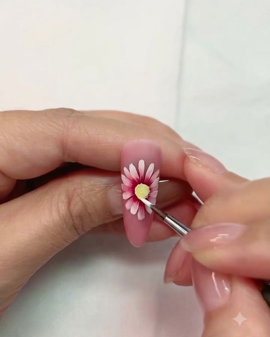 Nahaufnahme eines dekorierten Nagels, der unter einer LED-Lampe ausgehärtet wird.