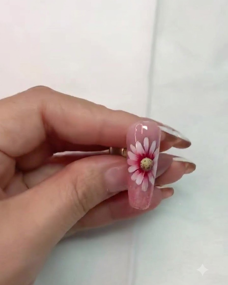 Ein feiner Linerpinsel umrandet und verfeinert sorgfältig die Details um das Gänseblümchen-Blumenzentrum.