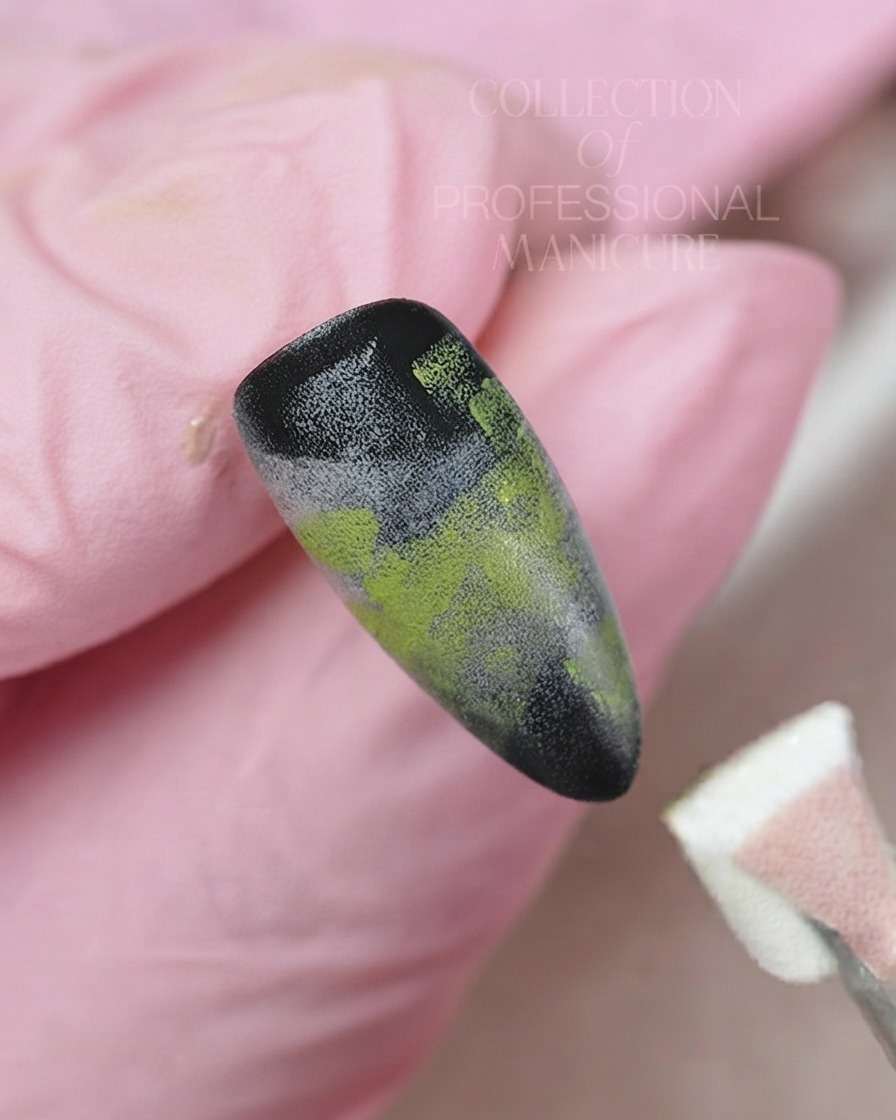 Ein feiner Liner-Pinsel trägt weißes Gel auf, um eine zarte Fünf-Blatt-Blume auf einem Verlauf-Nagelgrund zu malen.