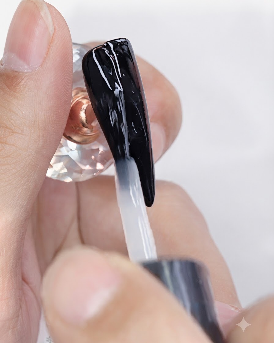 Ein Pinsel trägt klaren matten Topcoat auf einen schwarz lackierten Nagel auf.