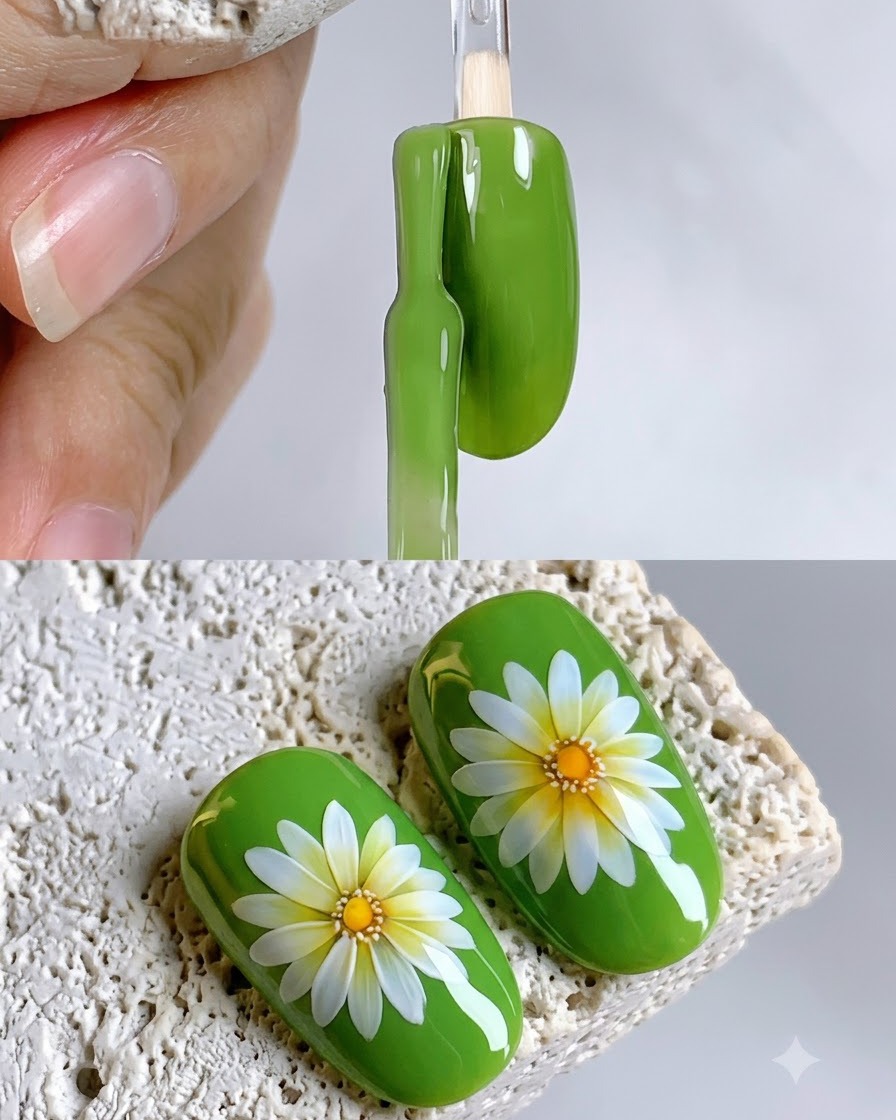 Ein Nagelpinsel trägt leuchtend grünes Gel-Polish auf die Oberfläche eines ovalen Nagel-Swatches auf.