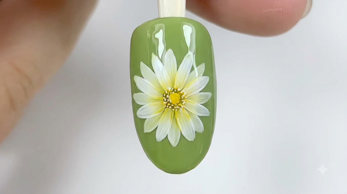 Glänzender hellgrüner Nagel mit einem detaillierten, doppellagigen weißen Gänseblümchen-Design und gelbem Blütenstempel.