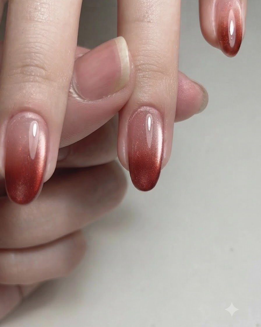 Ein feiner Pinsel trägt M03 Magnet-Gel-Lack auf die Nagelplatte auf.