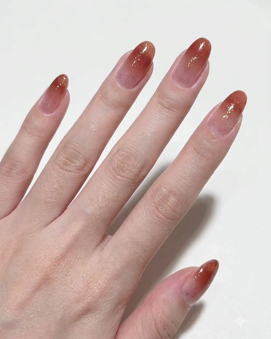 Eine Hand zeigt mehrere Finger mit gleichmäßig aufgetragenem Magnetgel.