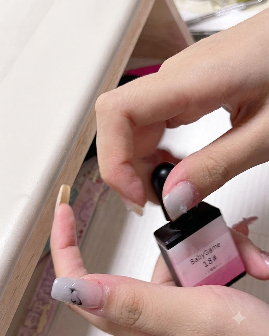 Eine Hand hält eine Flasche mit der Aufschrift bbg spray gel Nummer 18 und zeigt deren rosa Farbe.