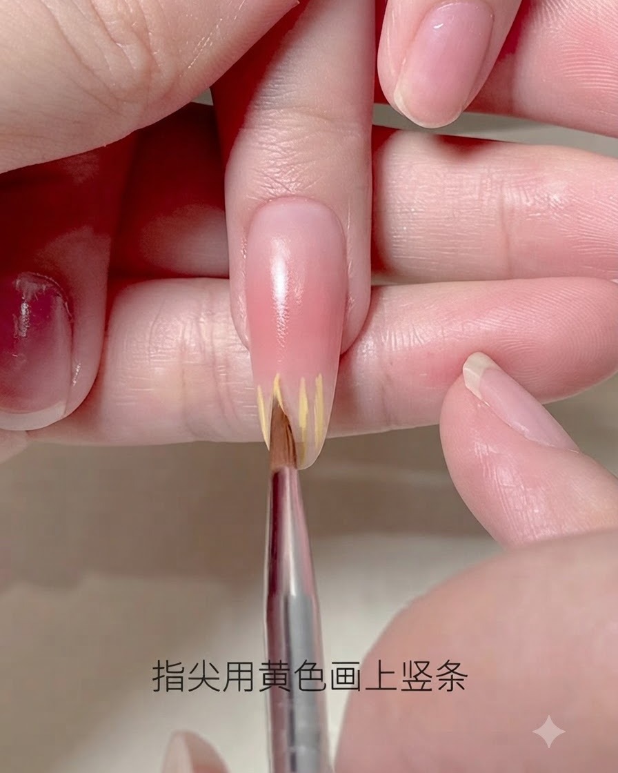 Ein feiner Liner-Pinsel zeichnet dünne vertikale gelbe Linien auf die Spitze eines verlängerten Nagels.