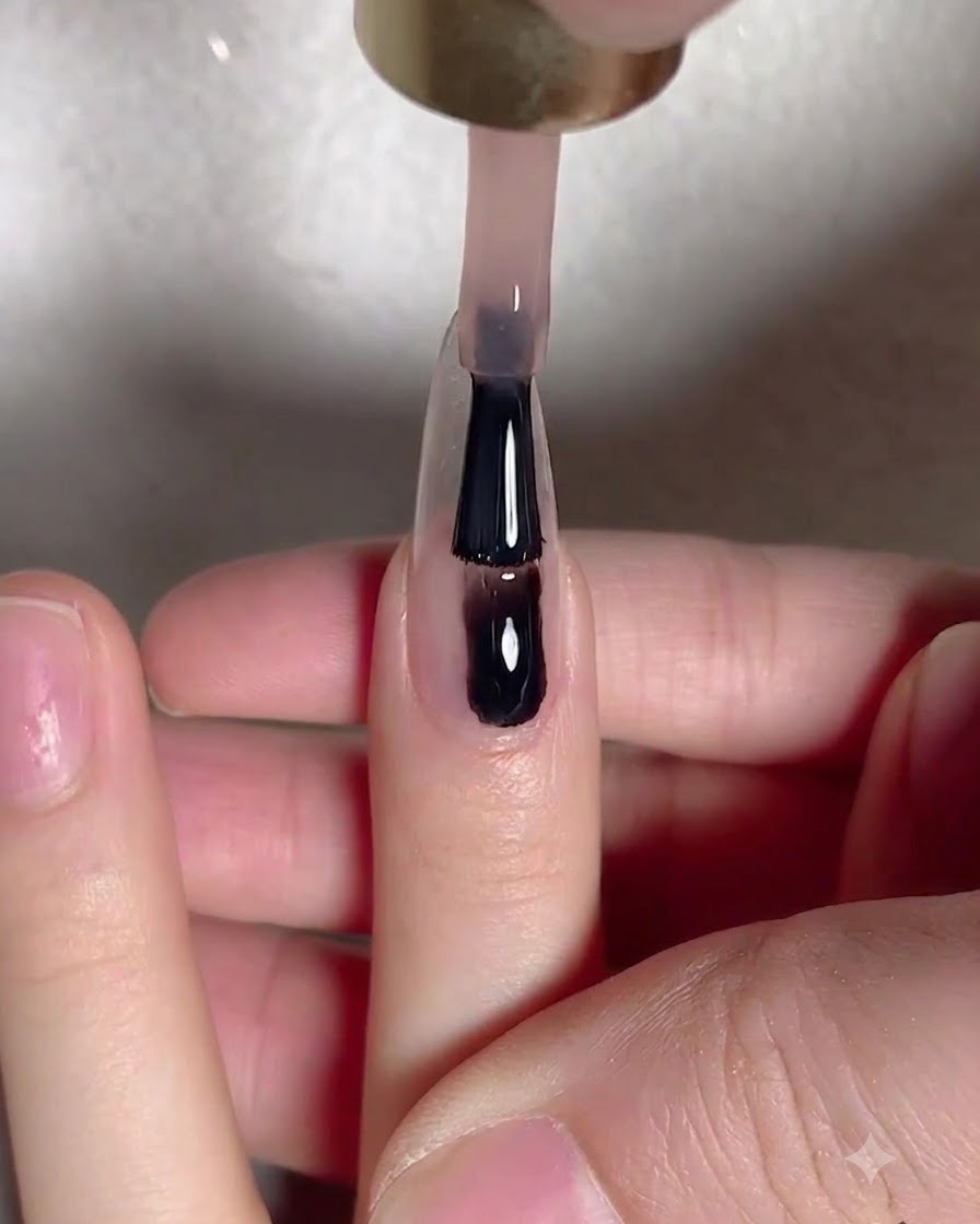 Ein Gelpinsel trägt eine glatte Schicht Nude-Base-Gel auf die Mitte einer verlängerten Naturnagelplatte auf.