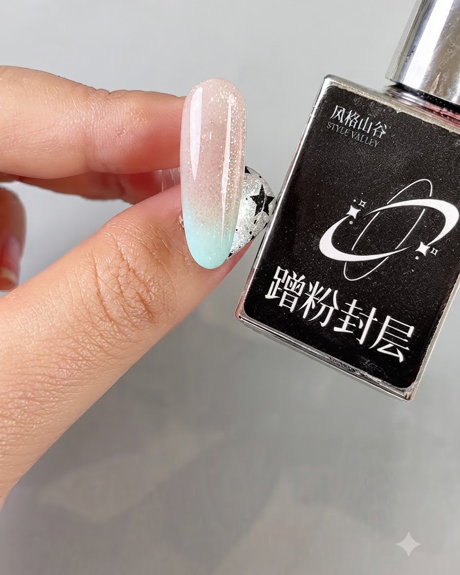 Eine Hand hält eine schwarze Style-Valley-Produktflasche neben einen ausgehärteten Gradienten-Cat-Eye-Nagel.