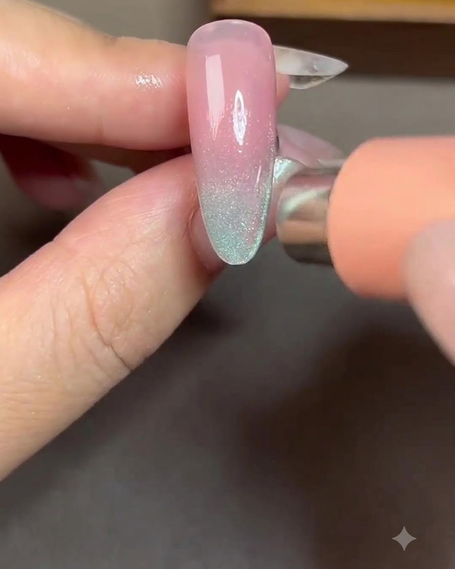 Ein Magnet wird auf der rechten Seite des Nagels positioniert, um die Cat-Eye-Partikel in einen hellen Seitenstreifen zu ziehen.