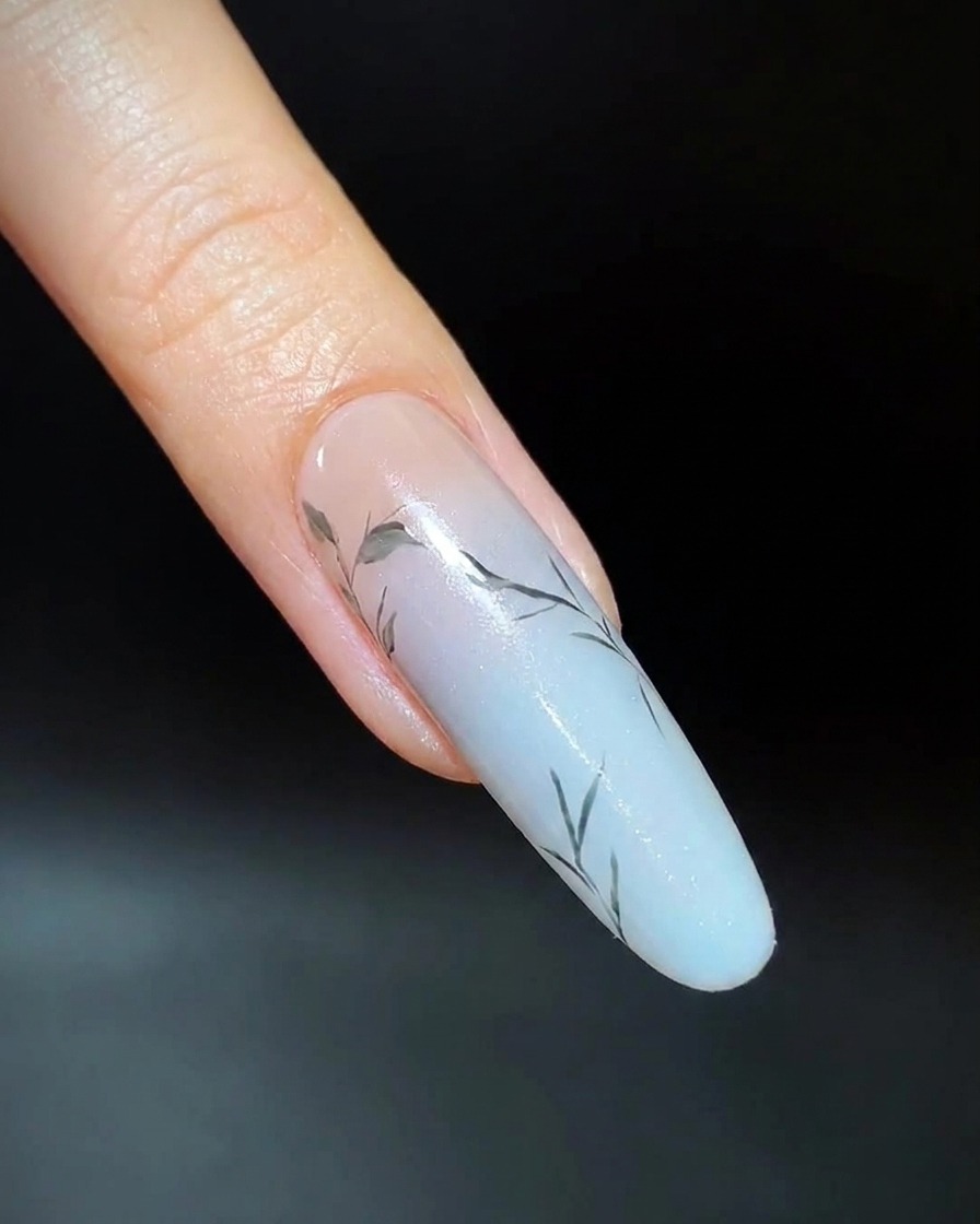 Nahaufnahme eines Fingers, die gleichmäßig verteilte kleine grüne Blätter an den oberen Nagelzweigen zeigt.
