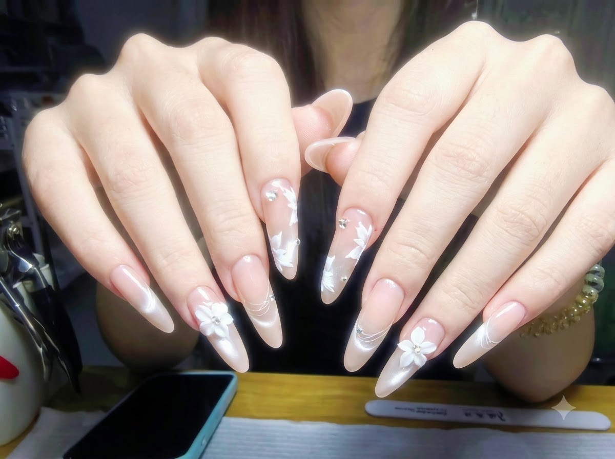 Hände ruhen auf einem Maniküretisch mit ordentlich angeordneten Nagellackflaschen und professionellen Werkzeugen im Hintergrund.