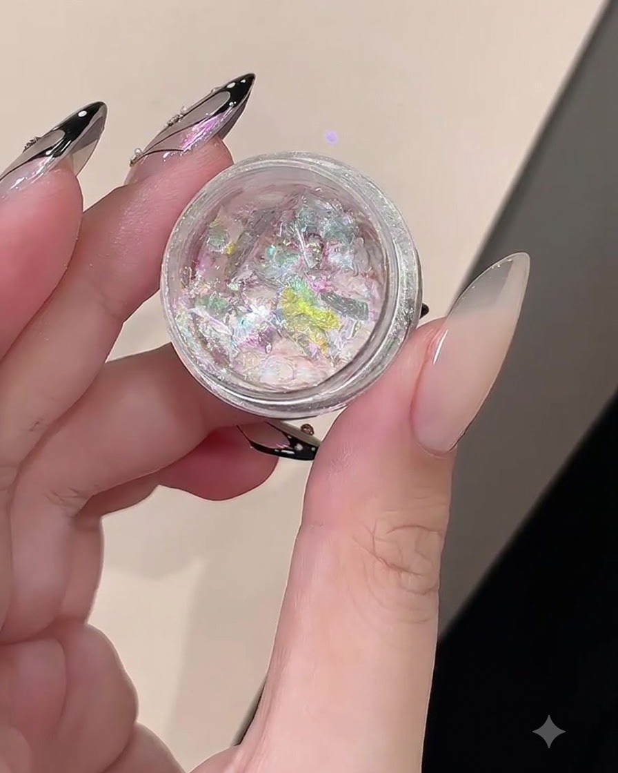 Ein Tiegel mit irisierenden rosa und lila reflektierenden Opalflocken.